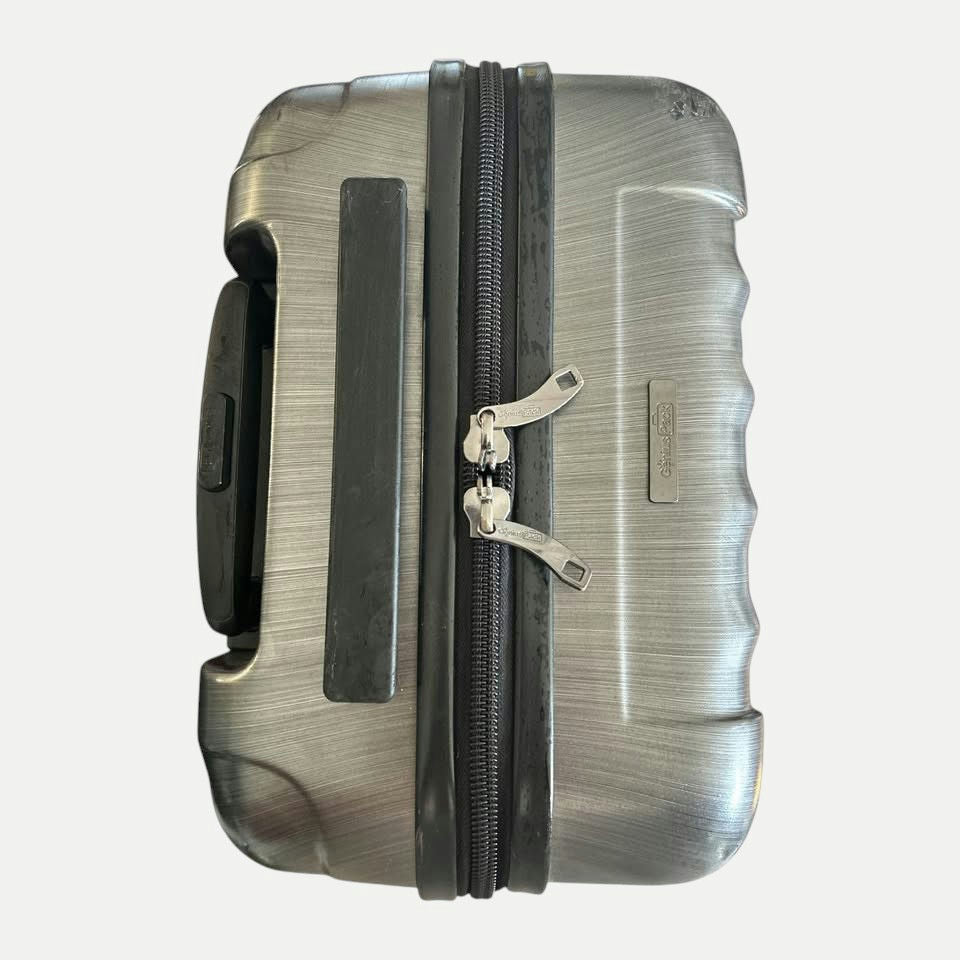 Genius Pack Luggage Color Graphite Carry On 21"